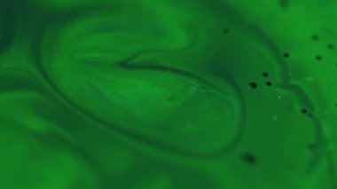 Soyut kabarcıklar. Dalgalanma arka planı. Odaklanmamış yeşil renkli, parlak, ıslak doku akrilik sanatın üzerinde yüzen suya boya sıçrıyor..