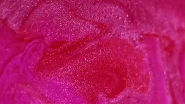 Dökülme sesi. Suyu boya. Soyut sanat arka planında yüzen pembemsi kırmızı parlak parlak akrilik sıvısı..