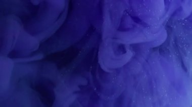 Sis sıvısı. Dönen duman. Odaklanmamış mavi renk mürekkep akrilik su ruhani duman dokusu soyut koyu siyah arkaplan üzerinde yüzüyor.