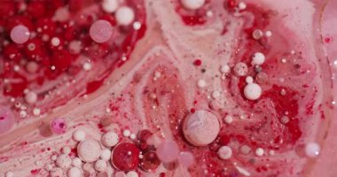 Yağ sıvısı. Boya sanatı. Odaklanmamış kırmızı pembe renk akışı ıslak kabarcık parlatıcı sıvısı soyut bokeh akrilik arka planda yayılıyor.