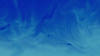 Dalgalanma arka planı. Akrilik pigment. Yaratıcı soyutlama üzerine mavi renkli mermer su üzerine yayılan odaksız sıvı..