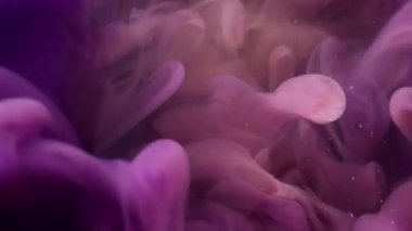 Mürekkep dokusu. Sis dalgası. Soyut sanat eserleri üzerine akan su sıvısında çözünmüş mor pembe pembe boya koyu siyah arka plan.