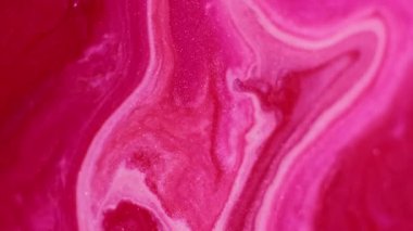 Parlak doku. Su parçacıkları. Soyut arkaplanda yüzen dalgalı madde sıvısında çözünmüş pembe kırmızı kırmızı boya..