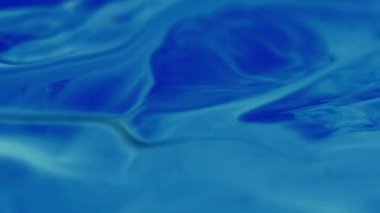 Enamel damlası. Soyut boya. Odaklanmamış mavi beyaz renk parçacıkları sanat arka planında yüzen su emülsiyon sıvısı pigment sıvısı.