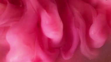 Bulut dumanı. Sıvı sıçraması. Bulanık pembe renk boya su girdap gibi dönen sis akrilik parçacıklar yaratıcı siyah soyutlama üzerinde sallanıyor.