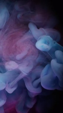 Dikey video. Sis dalgası. Duman girdabı. Siyah gece arka planında mavi pembe girdap. Renkli sıvı boya soyut bulanık su sıçratır.