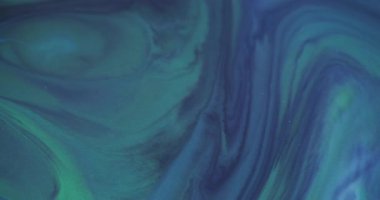 Boyayı yayıyorum. Akrilik sıvı. Odaklanmamış mavi renk akan lekeler soyut yaratıcı sanat arka planında yüzen karışık doku.