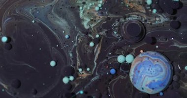 Baloncuk sanatı. Mürekkep suyu. Odaklanmamış mavi turuncu renk koyu mor yuvarlak yağ dokusu simli akrilik akış soyut arkaplanda yüzer.