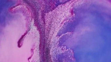 Parlak akışkan sıvı. Soyut mürekkep. Odaklanmamış mor renkli su parıltılı sıvı parçacıkları sanatın canlı arka planına dökülüyor..