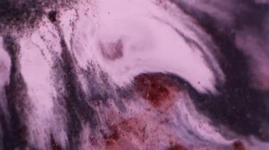 Parlak doku. Su parçacıkları. Parlak madde akrilik sıvısında koyu kırmızı bronz mürekkep soyut arkaplanda yayılıyor..