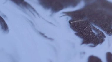 Enamel damlası. Soyut boya. Odaklanmamış metalik mavi renk renk pigment sıvı emülsiyon sıvısı sanat arka planında akıyor.