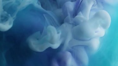 Buharlı boya sanatı. Akrilik sıvı. Odaklanamayan mavi mor renkli su tanecikleri soyut arkaplanda dönen buhar sıvısı akışı.