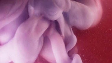 Ruhsal duman. Karışık renk. Soyut yaratıcı akrilik dokuda sıvı halde yüzen mor, pembe mürekkepli su buharı girdabı..
