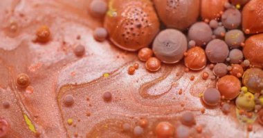 Yağ sıvısı. Boya sanatı. Bulanık turuncu mor renk akış kabarcığı sıvı parlak parçacıklar soyut akrilik arka planda yayılıyor.