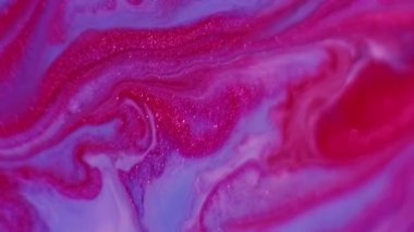 Parıldayan mürekkep. Renk parçacıkları. Odaklanmamış kırmızı mor boya karışımı parlak desen mor lekeler soyut arkaplanda akıyor.