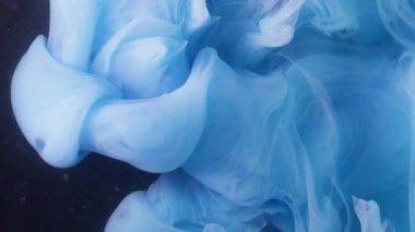 Bulut dumanı. Sıvı sıçraması. Odaklanamayan mavi renk boyalı su kıvrımlı dumanlı akrilik doku yaratıcı siyah sanat soyutlaması üzerinde sallanıyor.