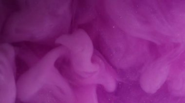 Parıldayan mürekkep. Parıltılı boya. Odaklanmamış eflatun rengi su ruhani sıvı ruhani buhar akrilik sıvı soyut arkaplanda yüzüyor..