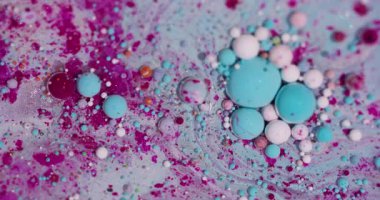 Parlak kabarcık akışı. Mürekkep döküldü. Soyut sanat arkaplan üzerinde yüzen mavi beyaz mor renkli parlak yağ yuvarlak su.