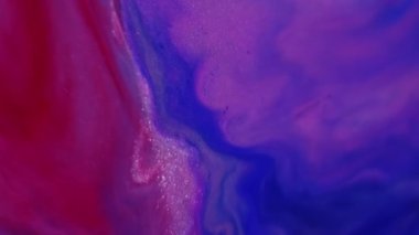 Mürekkep dokusu yayılıyor. Bulanık mermer boya. Soyut sanat arka planında odaksız mavi kırmızı renkli su parlak sıvı sim akış dokusu.