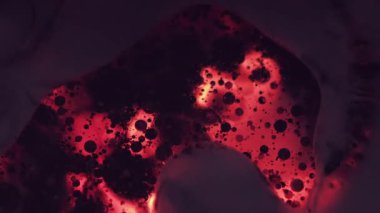 Volkanik arka plan. Mürekkep dokusunu dök. Odaksız koyu pembe neon suyu sıvı yağ baloncuğu siyah soyut ışık sanatında akan sıvı .