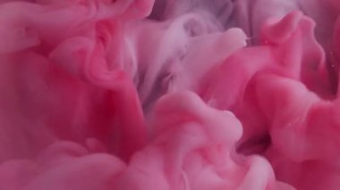 Sis karışımı. Sıvı pigmenti. Soyut sanat arka planında dönen akrilik sıvı kıvrımlı, pembemsi beyaz mürekkep rengi duman dalgası..