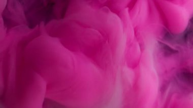 Buhar sıvısı. Atmosferik duman. Soyut koyu siyah arkaplana yayılan, suda dönen dumandaki pembemsi mavi mürekkep..