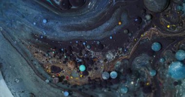 Yağ sıvısı. Mürekkep kabarcıkları. Odaksız mavi renk koyu siyah yuvarlak su simleri soyut akrilik bokeh sanat arka planına dökülüyor.