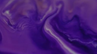 Mermer akarsu. Islak doku. Bulanık mavi mor renkli boya su akrilik pigment içinde akıyor soyut arkaplanda yayılıyor..