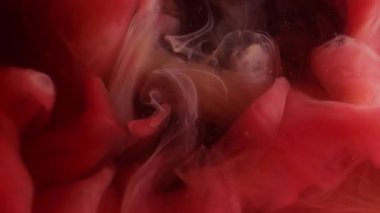 Duman dokusu. Renk sıvısı. Odaklanamayan kırmızı sıvı kıvrımlı akrilik pigment buharı soyut yaratıcı siyah arkaplanda yükseliyor..