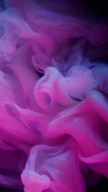 Dikey video. Parlak duman. Pigment akışı. Gece arkaplanında pembe mor boya patlaması. Renk bulanıklaştırılmış soyut sisli sanat simsiyah .