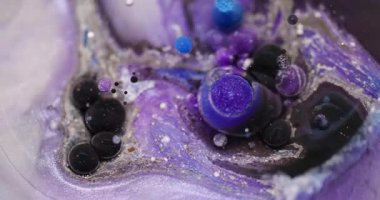 Yağ dokusu. Mürekkep döküldü. Odaklanmamış mavi beyaz renkli su kabarcığı soyut Bokeh sanat arka planında yüzen koyu siyah sıvı.