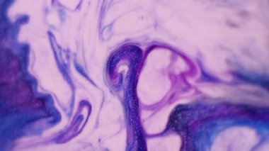 Parlak boya parçası. Mürekkep parçacıkları. Odaklanmamış mor renkli su, soyut sanat arka planına yayılan ıslak akrilik lekeler parlıyor..