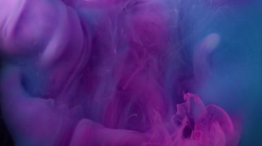 Ruhsal duman. Karışık renk. Odaklanmamış pembe pembe mürekkep, su buharı. Soyut yaratıcı dokuda yüzen sıvı içinde dönen sis..