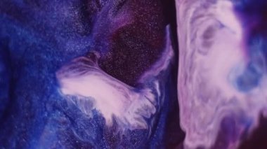 Dökülme sesi. Suyu boya. Soyut akrilik sanat arka planına dökülen sönük pembe mavi renkli parlak dalga sıvısı..