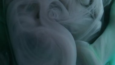 Duman çıkarıyorum. Renkli su. Soyut akrilik yaratıcı sanat arka planında sıvı harman buharında çözünmüş mavi boya..