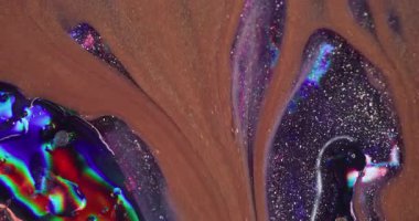 Mürekkep damlası. Renk sıvısı. Odaklanmamış mor, kırmızı, kırmızı, kimyasal, simli damla soyut, ıslak, yaratıcı arka planda yüzüyor..