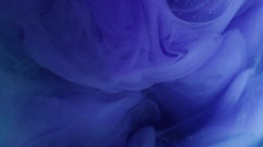 Sis buharı. Renk sıvısı. Odaklanamayan mavi sıvı kıvrımlı akrilik pigment ıslak buhar soyut yaratıcı koyu arkaplan üzerinde yükseliyor..