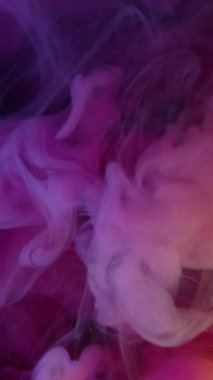 Dikey video. Suluboya patlaması. Neon dumanı. Gizemli boya akıntısı sis suyuna sıçrar. Mor pembe boya bulanık dalga fırtınası soyut arkaplan.