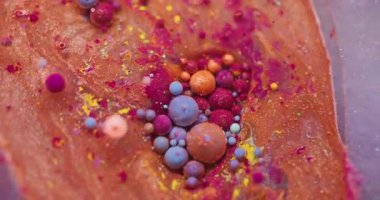 Akrilik boya. Akış karışımı. Odaklanmamış turuncu mavi renk yağ pigmenti parıltılı su soyut arkaplanda ıslak parçacıkları kabarcıklar.