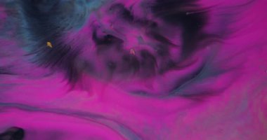 Dökülen resimler. Arkaplanı boya. Yaratıcı akrilik soyutlama üzerine yayılan mavi mor renk dokusu..