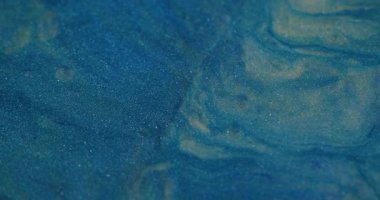 Dalgalanma dokusu. Mürekkebi karıştır. Soyut yaratıcı akrilik sanat arka planında yüzen odaksız mavi renkli parlak sıvı akışkan parçacıklar.