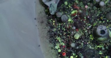 Mürekkep kabarcığı parçacıkları Suyu boya. Odaklanamayan sarı renkli yağ koyu siyah akrilik sıvı soyut sanat arkaplanından sızıyor