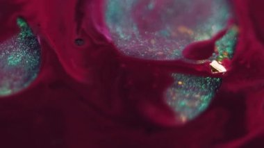 Renkli mürekkep. Kaleydoskop sanatı. Odaklanmamış kırmızı kırmızı boya damlası. Parlak su sıvısı. Yaratıcı ıslak doku koyu siyah arkaplan..