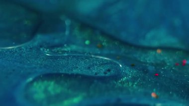 Bokeh sanatı. Karışım akışı. Odaklanmamış mavi renkli mürekkep rengi su mermeri, soyut arkaplanda hareket eden kimyasal desenli diş minesi sıvısına yol açar..