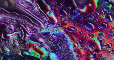 Damlacıkların dokusu. Su sanatı. Soyut yaratıcı akrilik arkaplan üzerine yayılan pembemsi mor renk kimyasal sıvı yağmuru.