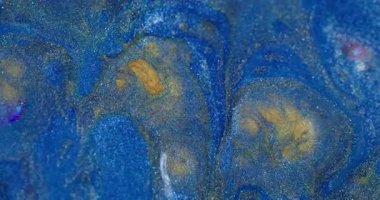 Parlak boya. Akan sıvı. Soyut yaratıcı arka planda yüzen mavi renkli parlak su akışı.