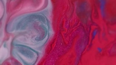 Işıldayan dalga. Renk parçacıkları. Odaklanmamış kırmızı mavi boya, parlak yeşil beyaz lekeler soyut arkaplanda akıyor..