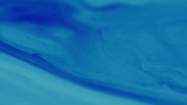 Karışık renk. Enamel sıvısı. Soyut akrilik sanat arka planına yayılan mavi beyaz boya akışı su sıvı mermer parçacıkları.