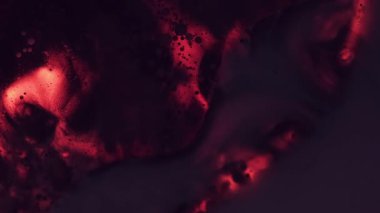 Soyut lav. Yüzen boya damlası. Siyah sanat dokusuna odaklanmış koyu pembe neon rengi su akrilik sıvı yağ akışı sıvısı.