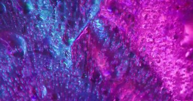 Damla sanatı. Sıvı ışık. Soyut yaratıcı arkaplana dökülen, odaksız mavi neon renkli su dokusu floresan akışı.
